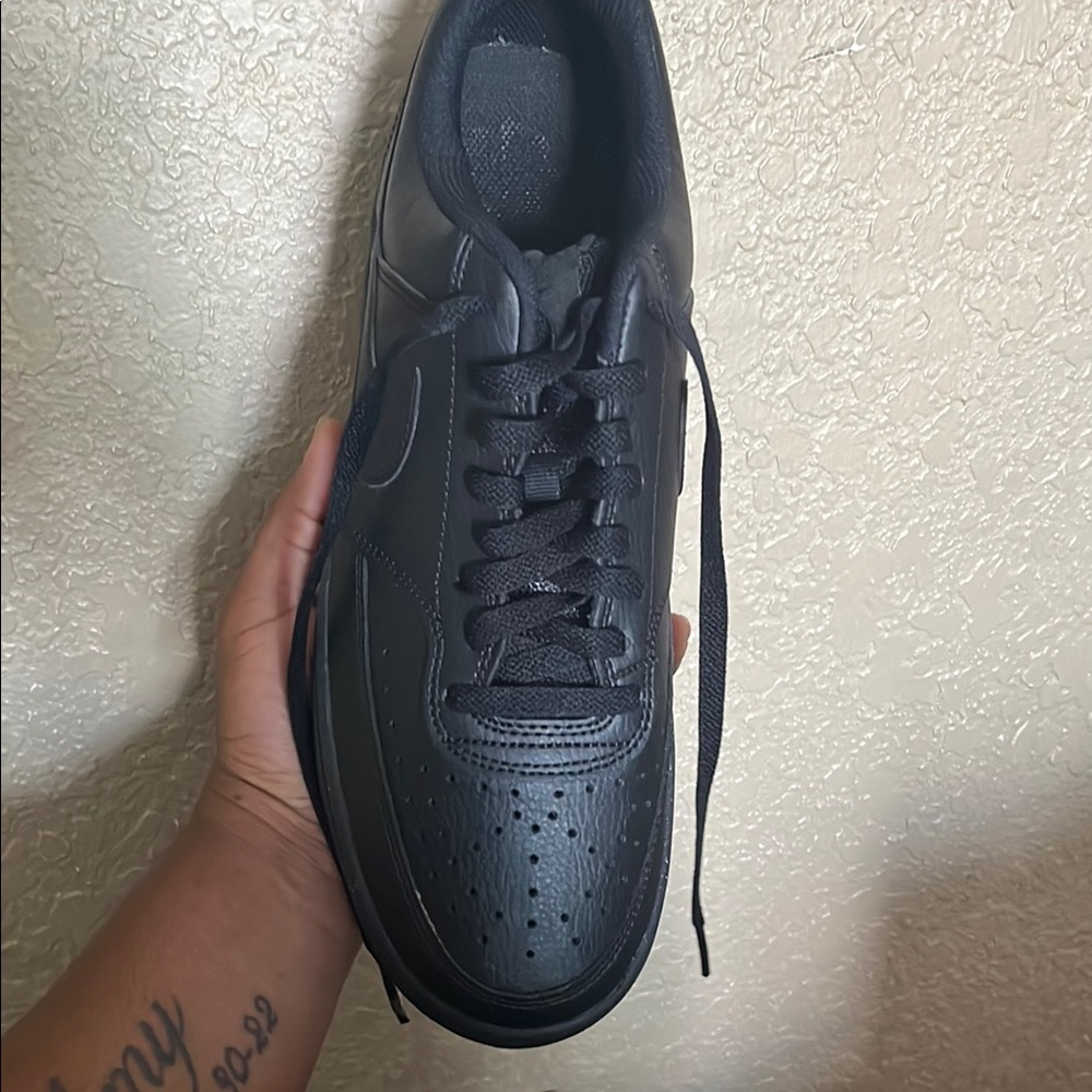 Nike Black Leather Sneakers Sleek Design